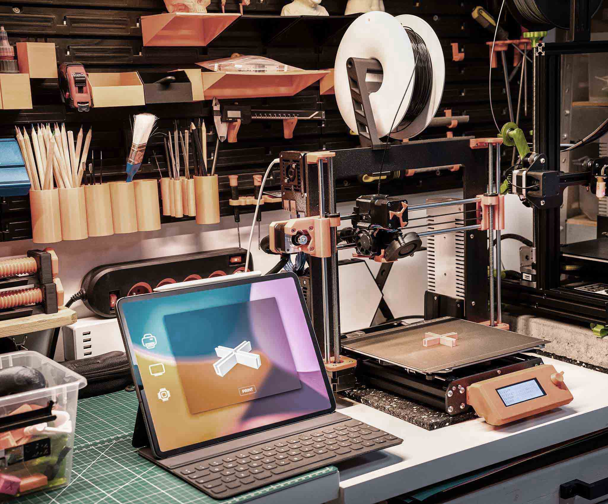 Moderne 3D-printer met printkop en oranje filament tijdens het 3D-printen