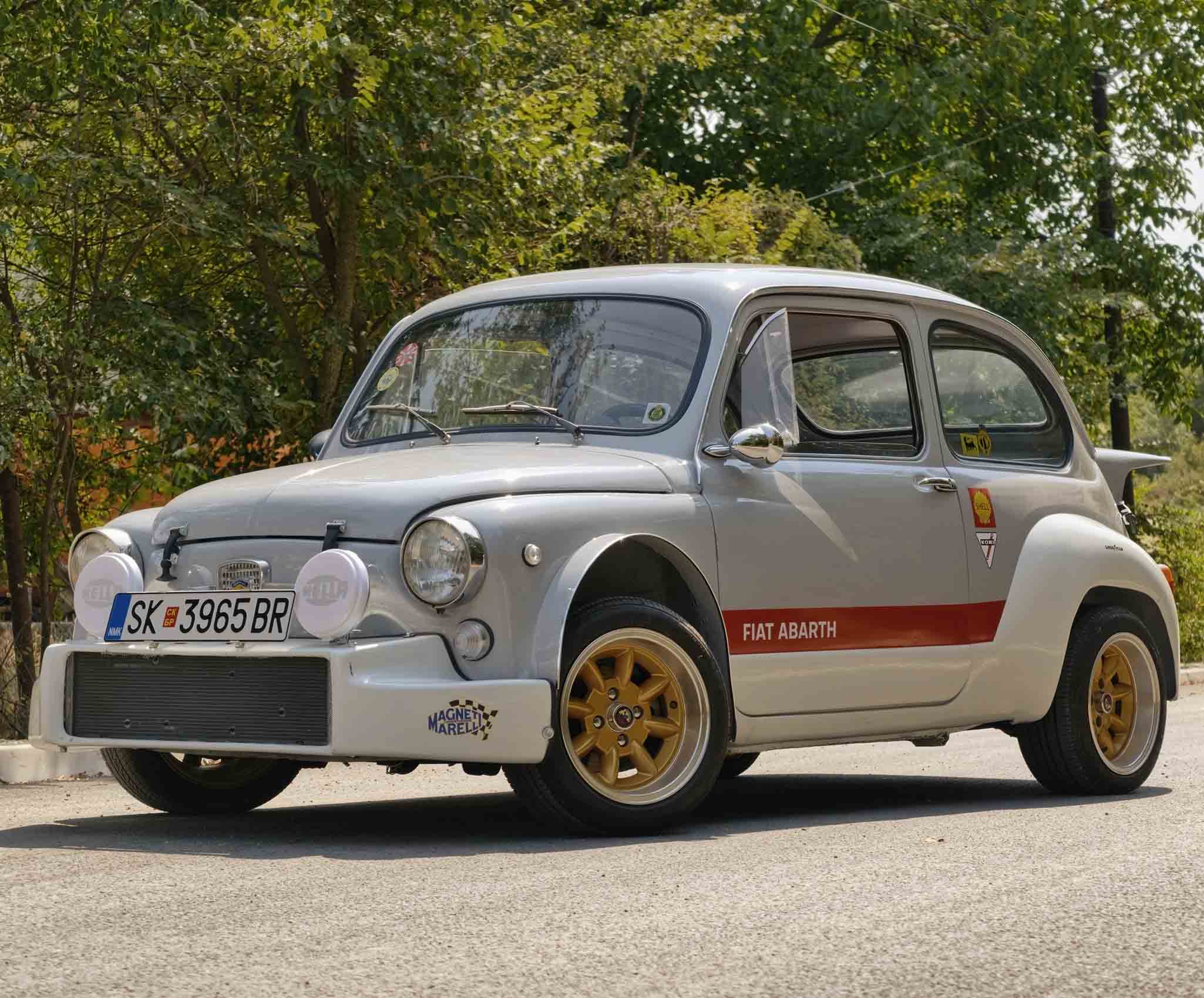 Abarth 1000 TCR replica op basis van een klassieke Fiat 500, met gouden velgen en rode Abarth-striping