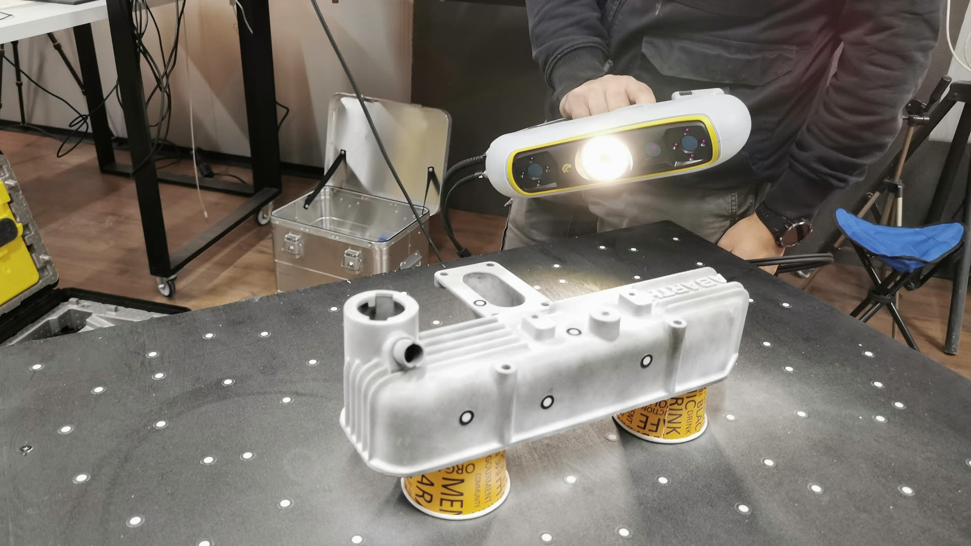 Technicus scant een aluminium Abarth kleppendeksel met een Peel 3D-handscanner voor reverse engineering van Fiat 600 Abarth 1000TC en TCR onderdelen.
