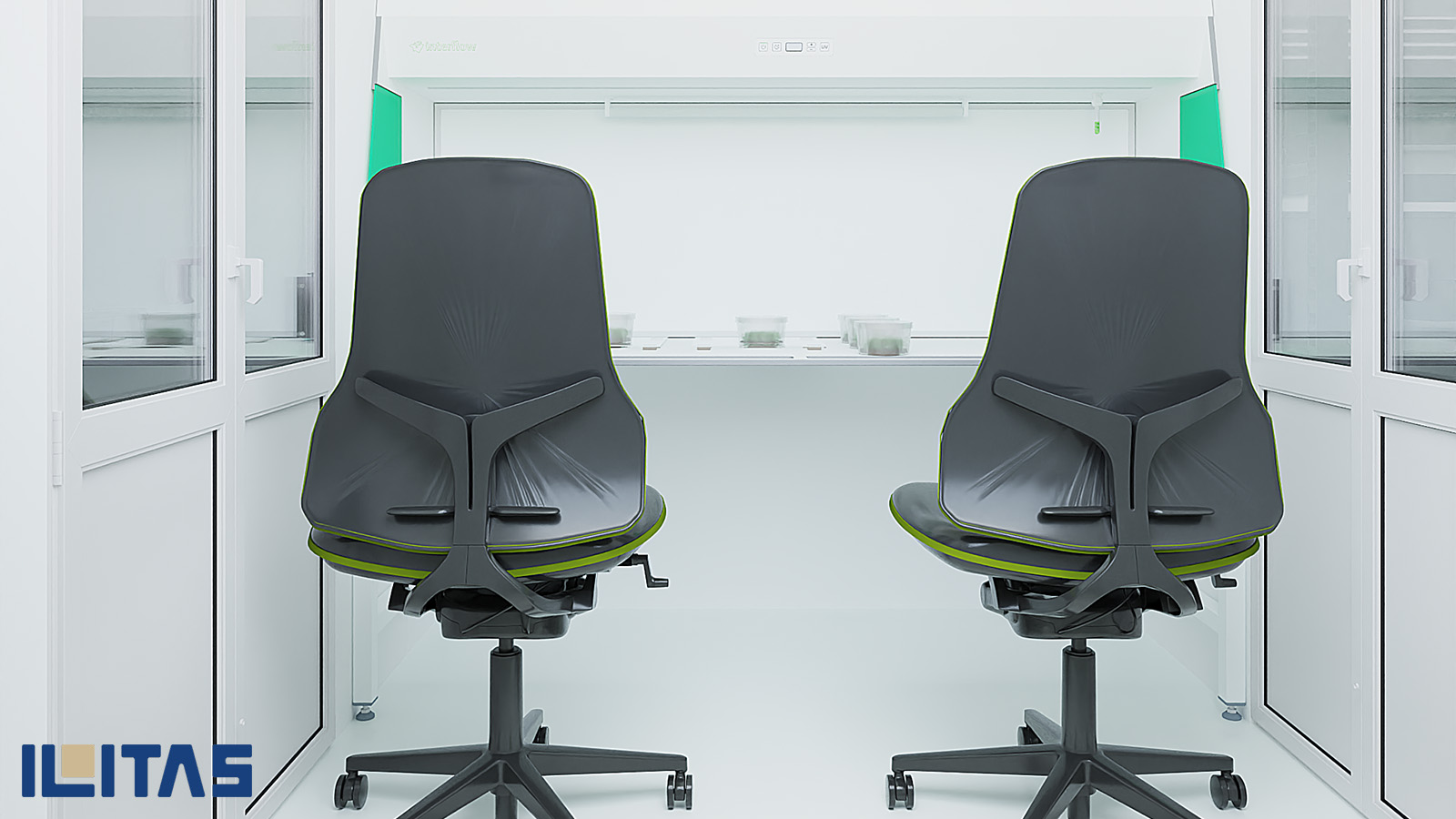 Twee ergonomische cleanroomstoelen in moderne laboratoriumruimte