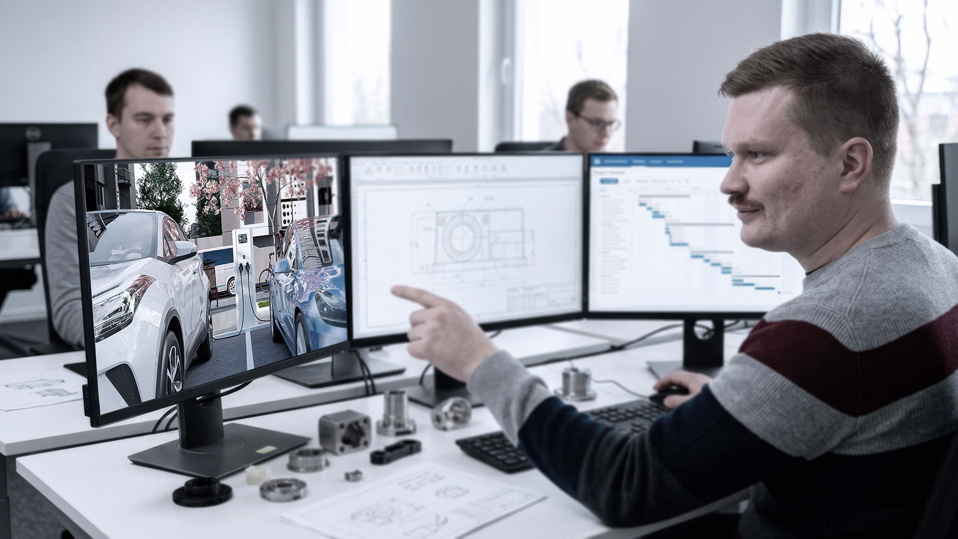 Engineer van ILITAS wijst naar scherm met technisch ontwerp en visualisatie