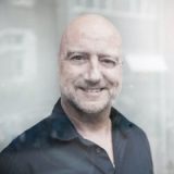 Portret van professional in rustige zakelijke omgeving