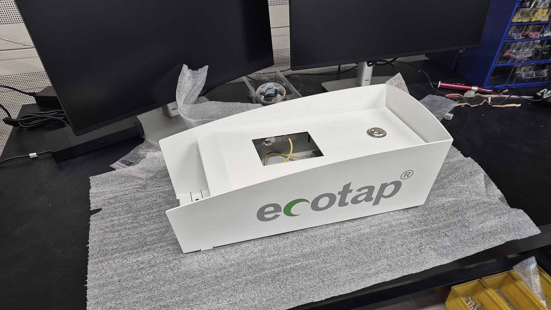 Kwaliteitscontrole tijdens assemblage van de Ecotap Standalone Payment Solution