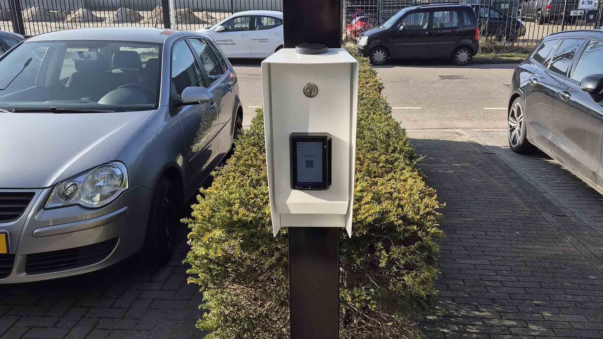 Ecotap Standalone Payment Solution gemonteerd aan een EV-laadpaal