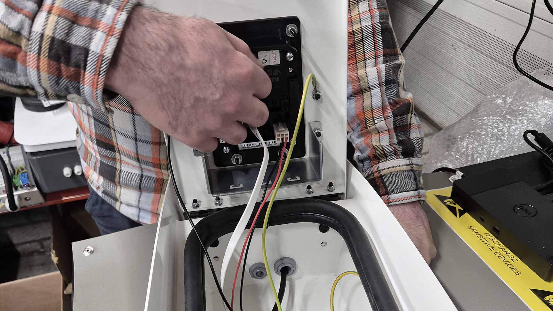 Samenwerking met de EE-afdeling bij bekabeling en betaalterminal-integratie van de Ecotap SPS