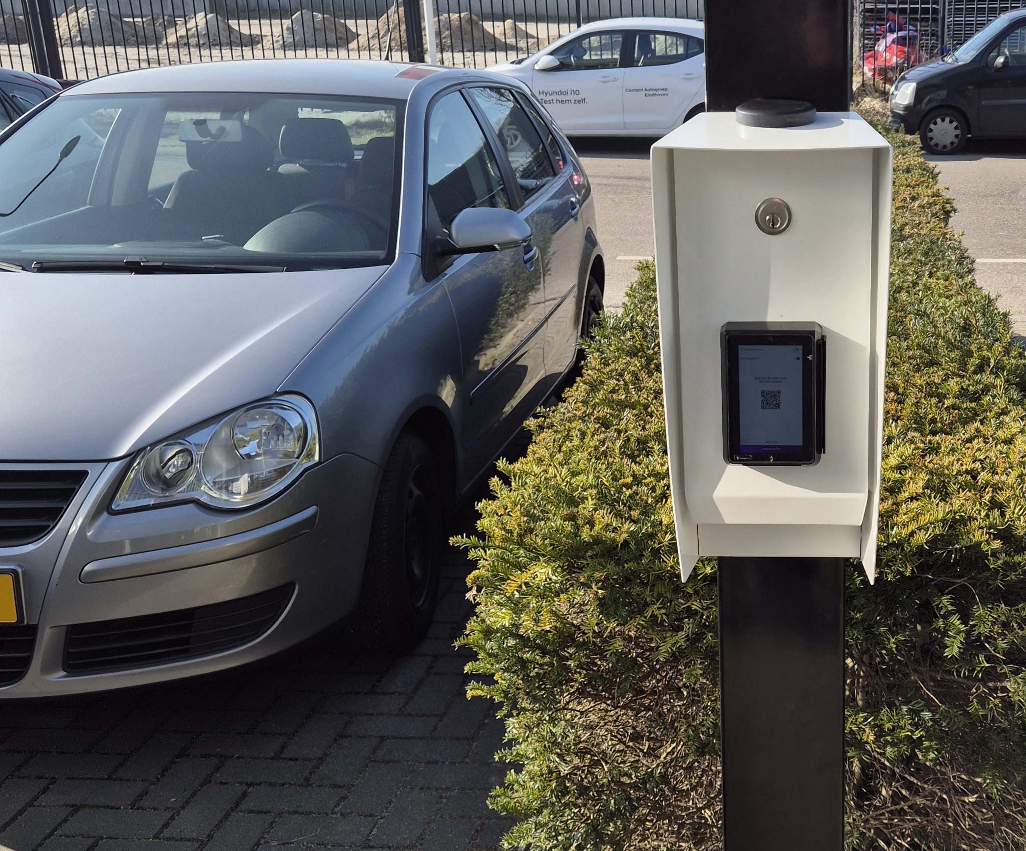 Ecotap Standalone Payment Solution betaalterminal gemonteerd bij een EV-laadpaal
