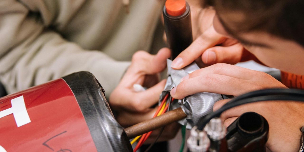 Tijd vs. Geld in Engineering: De Gevaarlijke Illusie van de Goedkope Uren