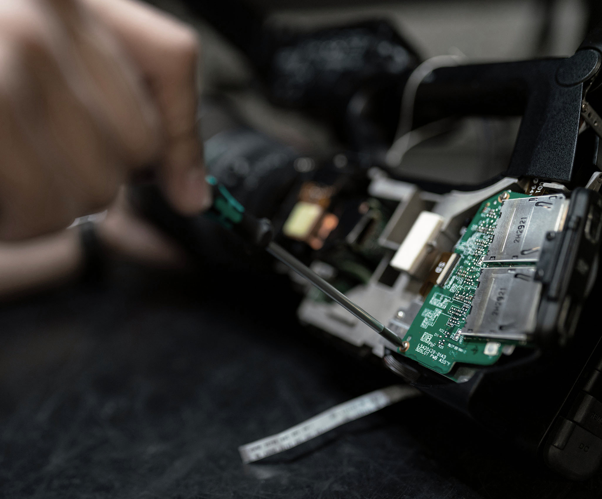 Elektronica en printplaat tijdens technische integratie en productontwikkeling