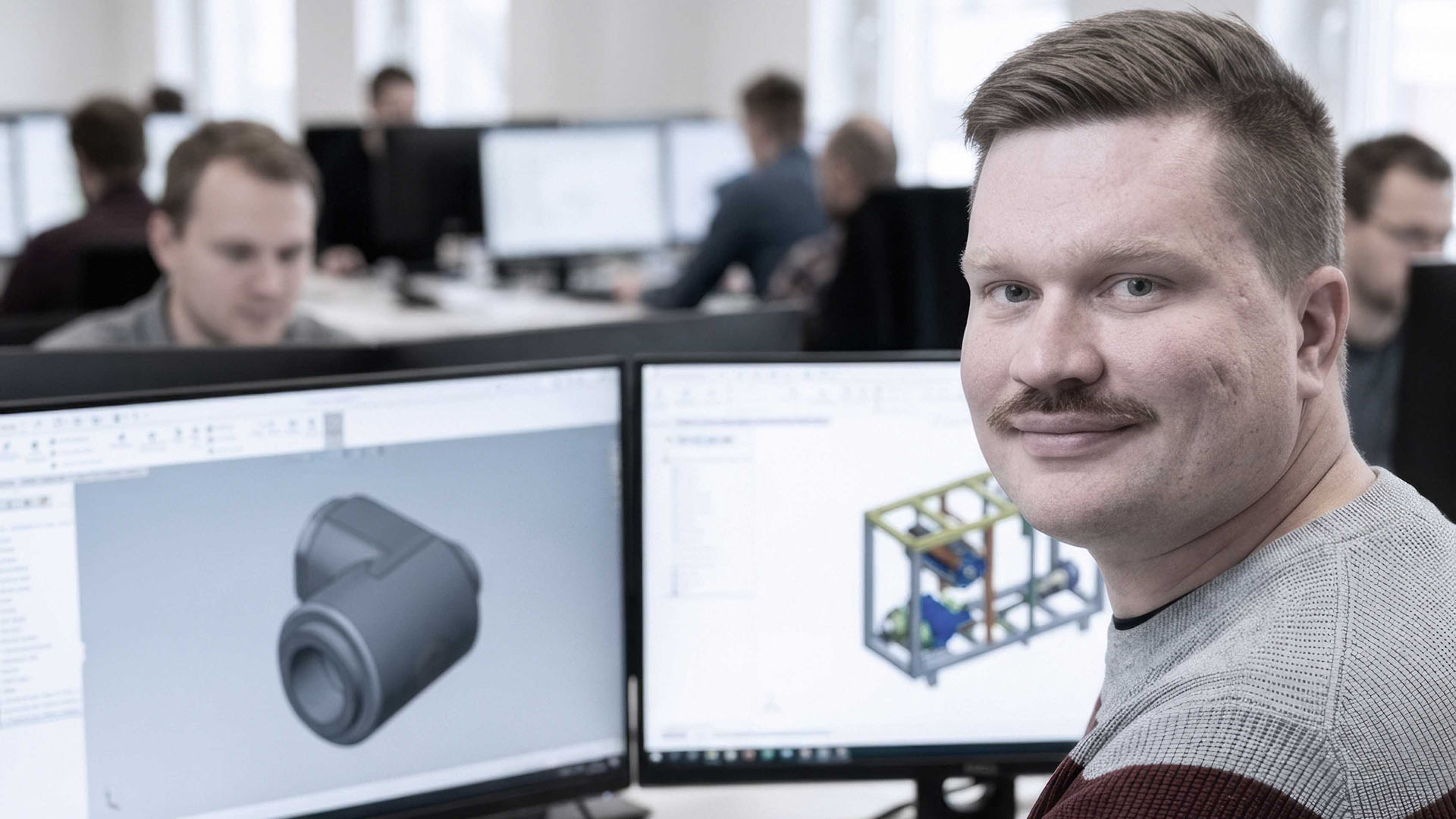 Engineer van ILITAS werkt aan systeemontwerp op dubbele schermen