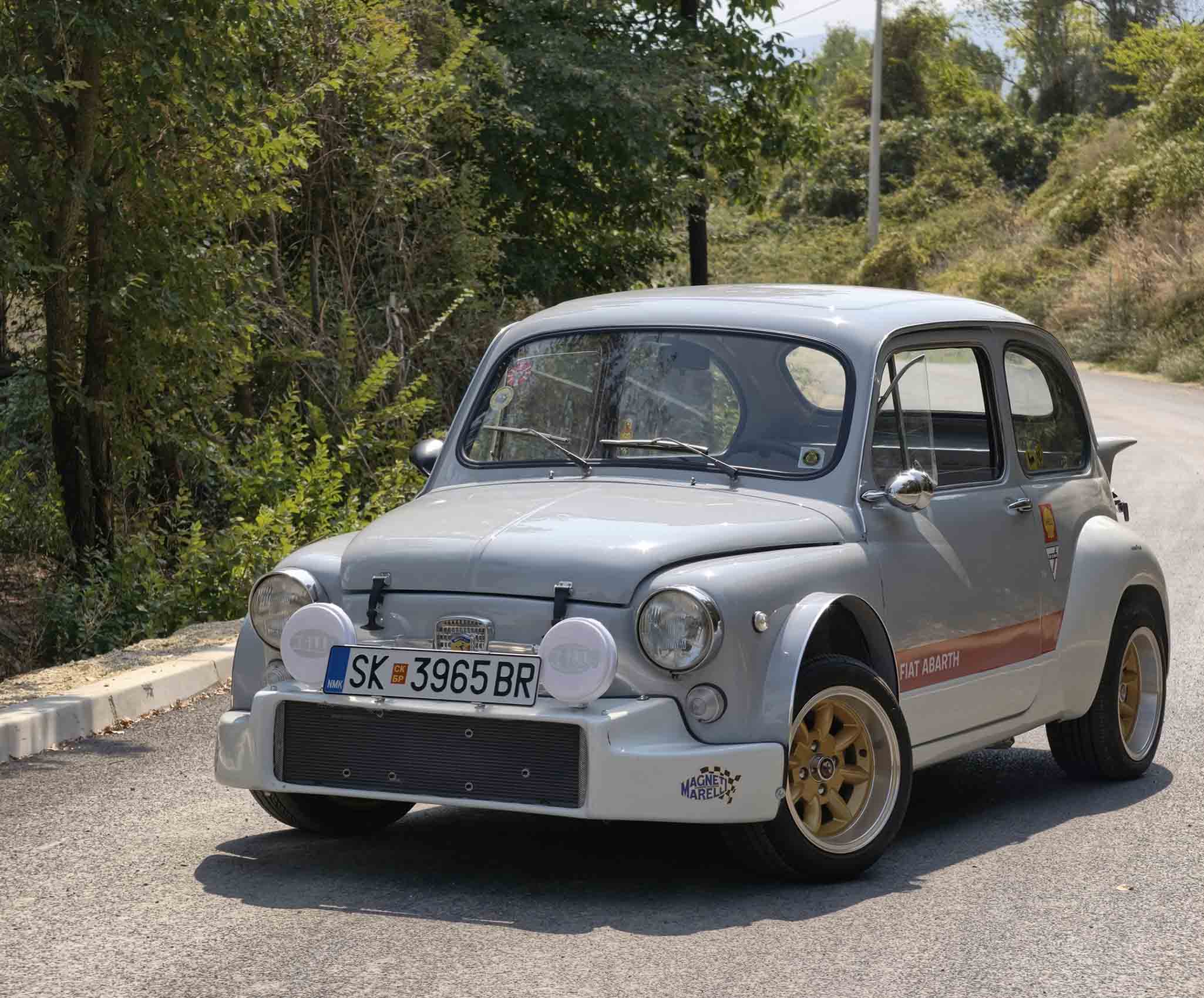 Witte Abarth 1000 TCR replica op basis van een klassieke Fiat 500, met gouden velgen en rode Abarth-striping