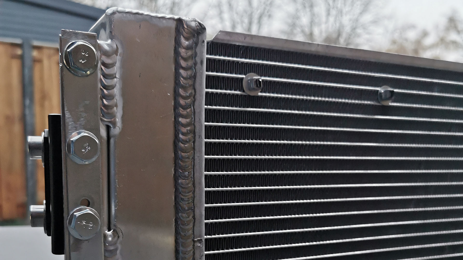 Op maat gemaakte frontale hulpradiator voor een Abarth 850 Nürburgring, uitgevoerd in gelast aluminium