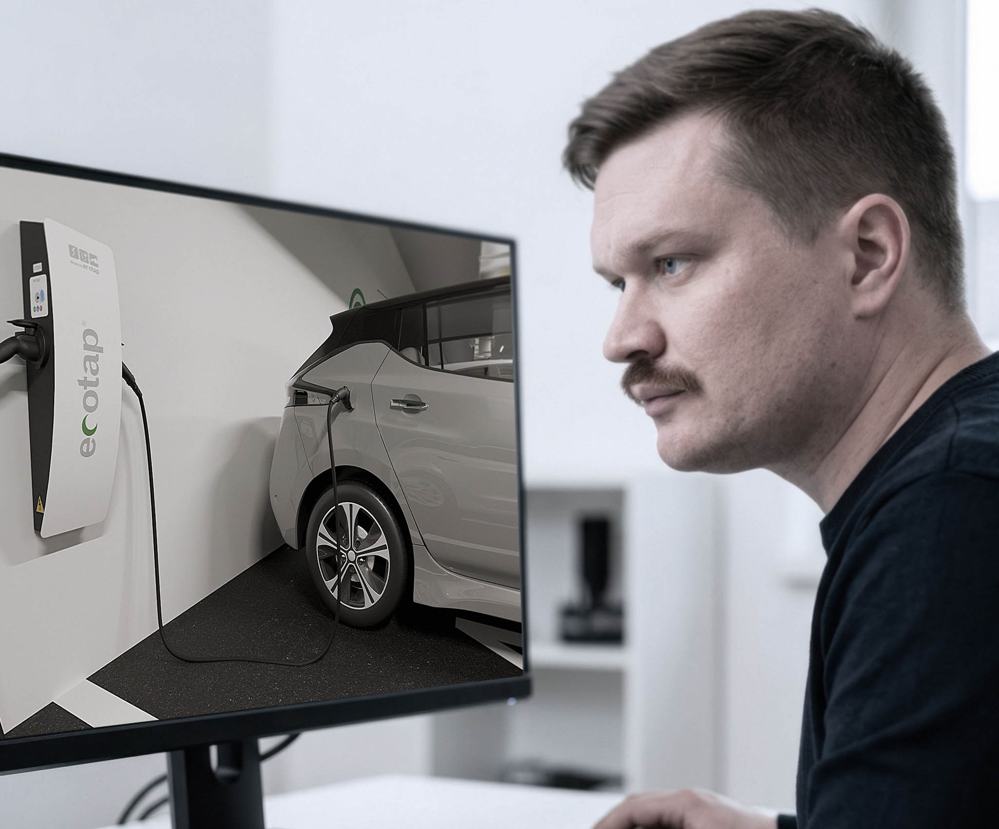 Zijaanzicht van engineer van ILITAS aan technische werkplek met scherm