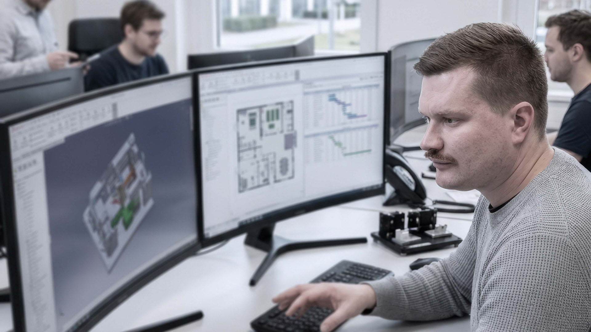 Engineer van ILITAS werkt aan technische tekening op scherm in kantooromgeving