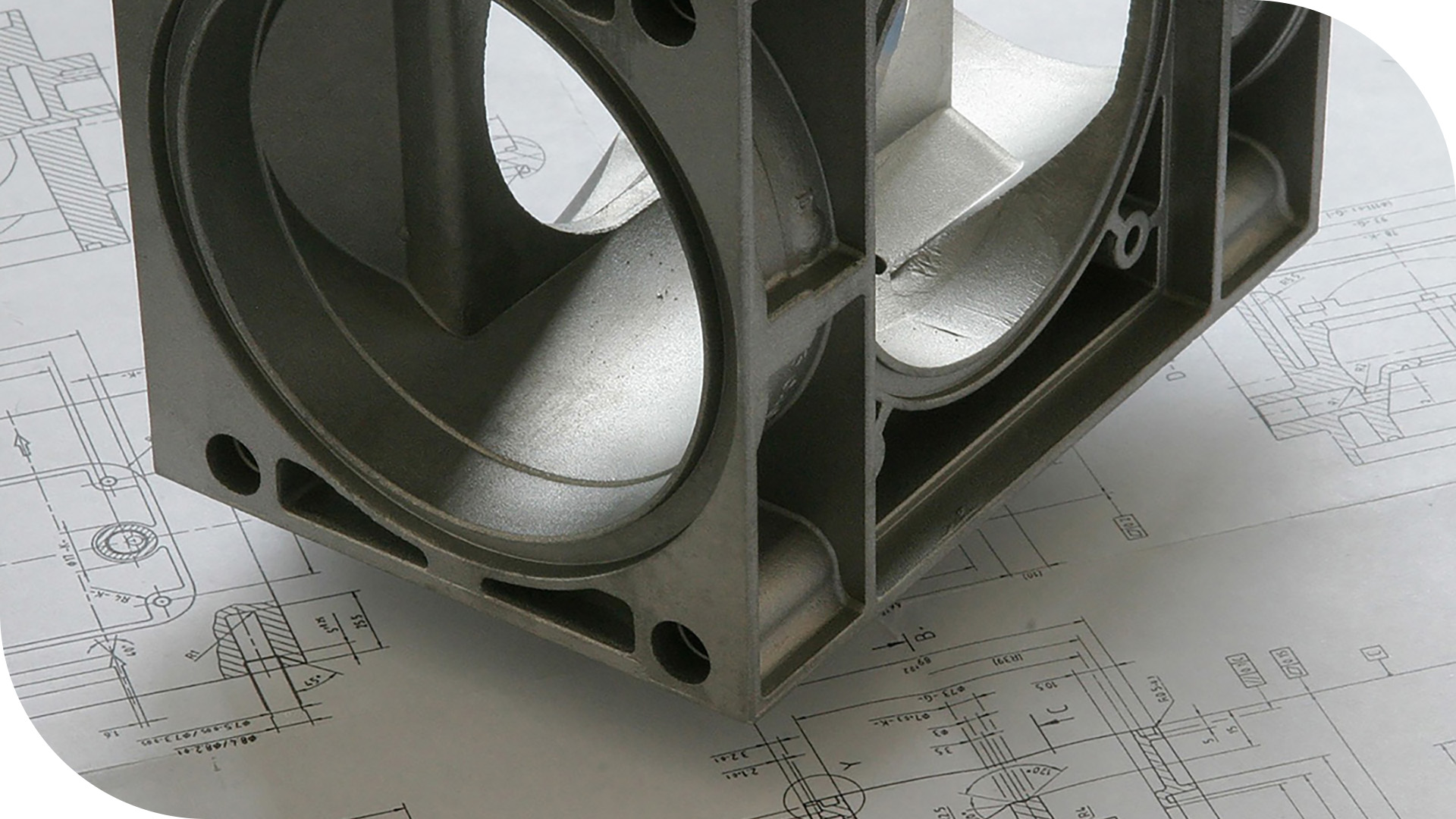 mechanisch onderdeel op technische tekening als voorbeeld van maakbaar ontwerp en productiegerichte engineering