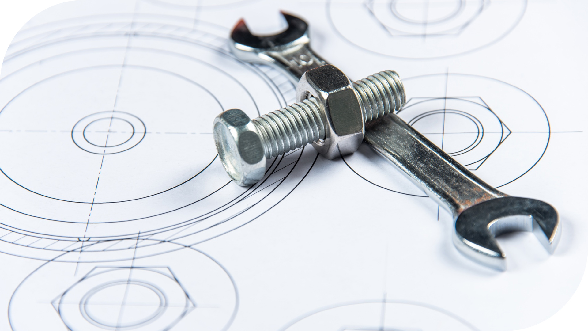 moersleutel en bout op technische tekening als symbool voor engineering en productieoplossingen