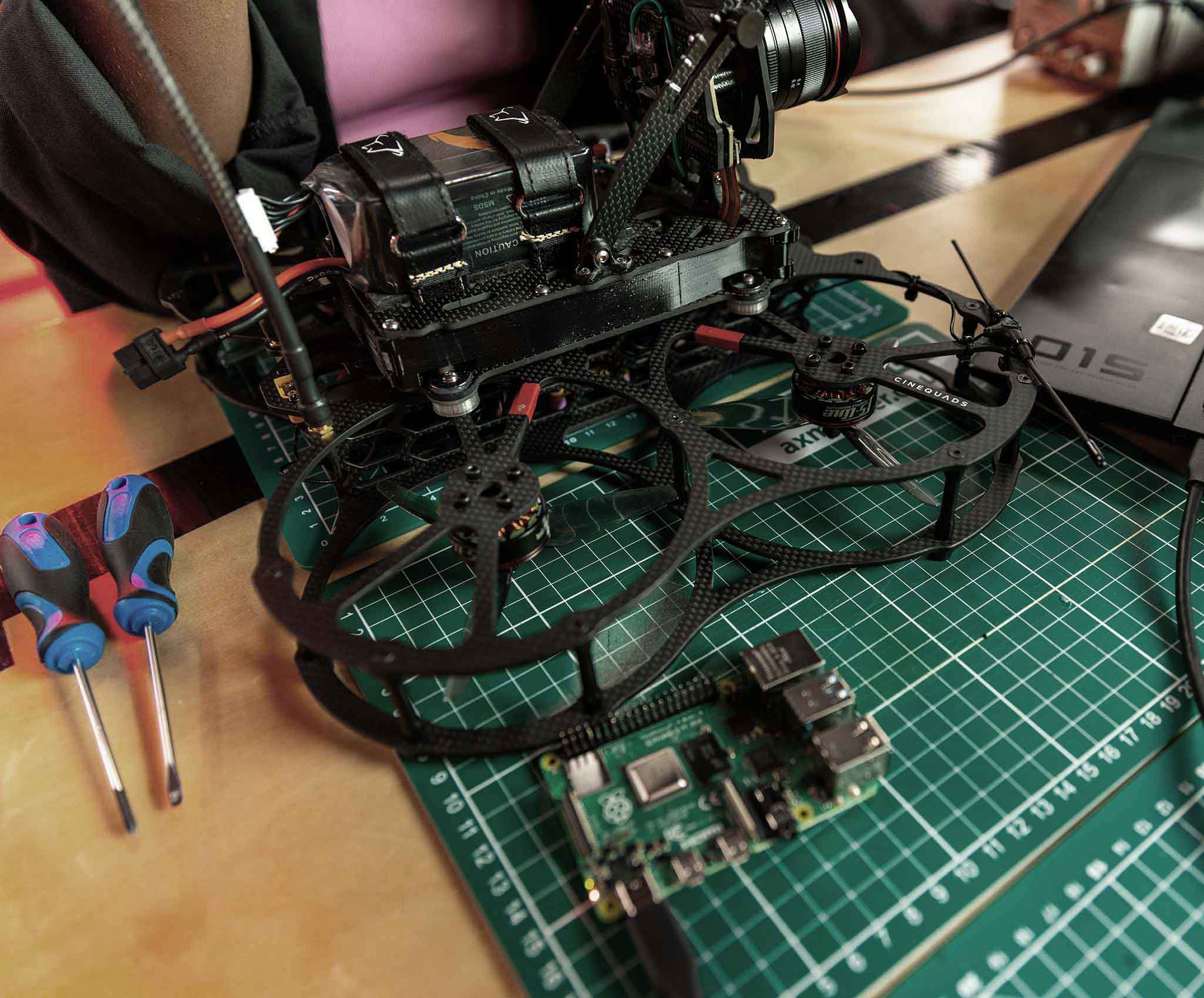 Drone in aanbouw met elektronica en gereedschap