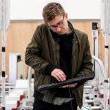 Engineer controleert technische specificaties en tekening