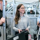 Engineer werkt onder tijdsdruk aan technisch ontwerp