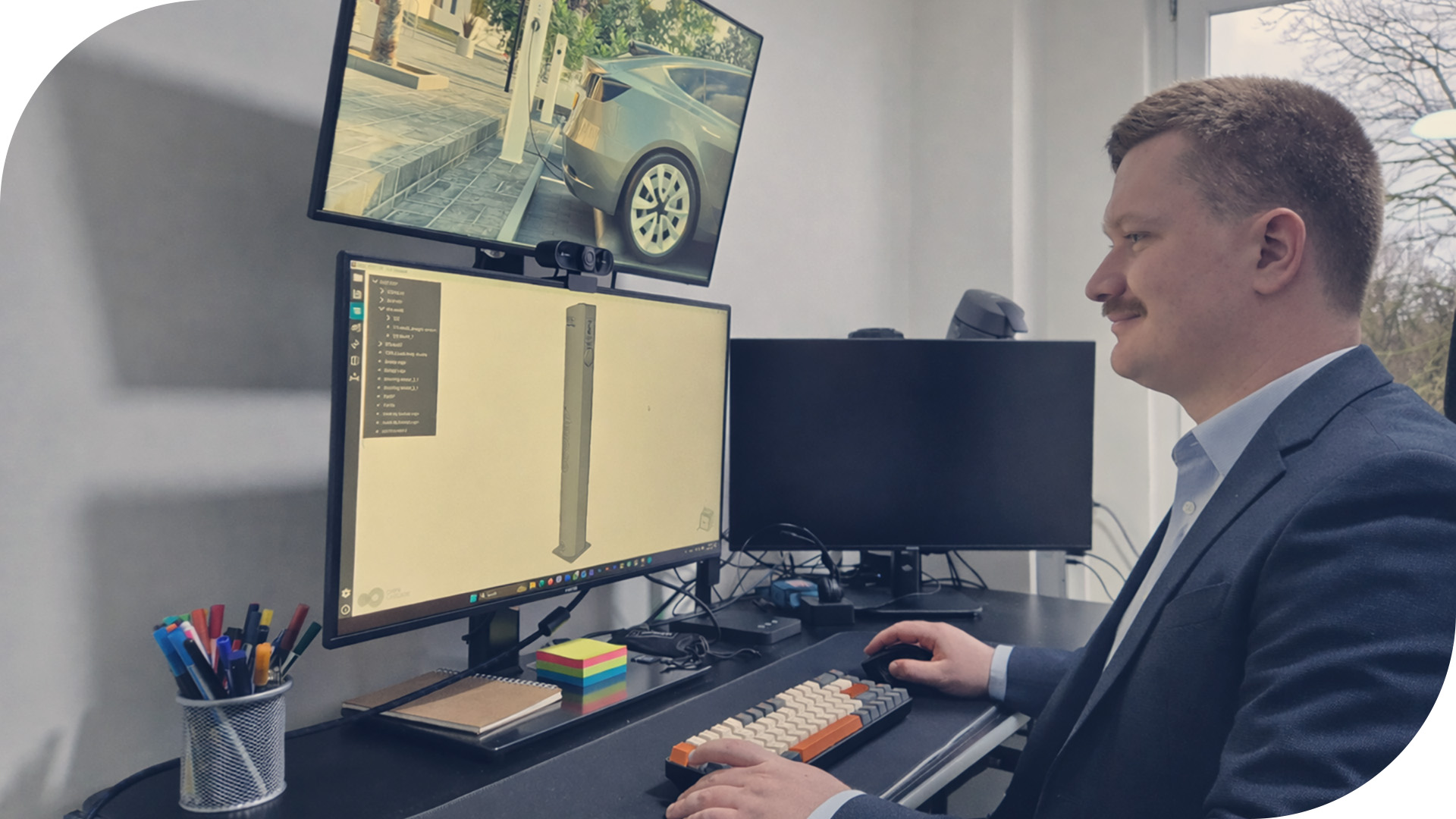 Freelance mechanisch ontwerper werkt aan 3D model van EV-laadpaal