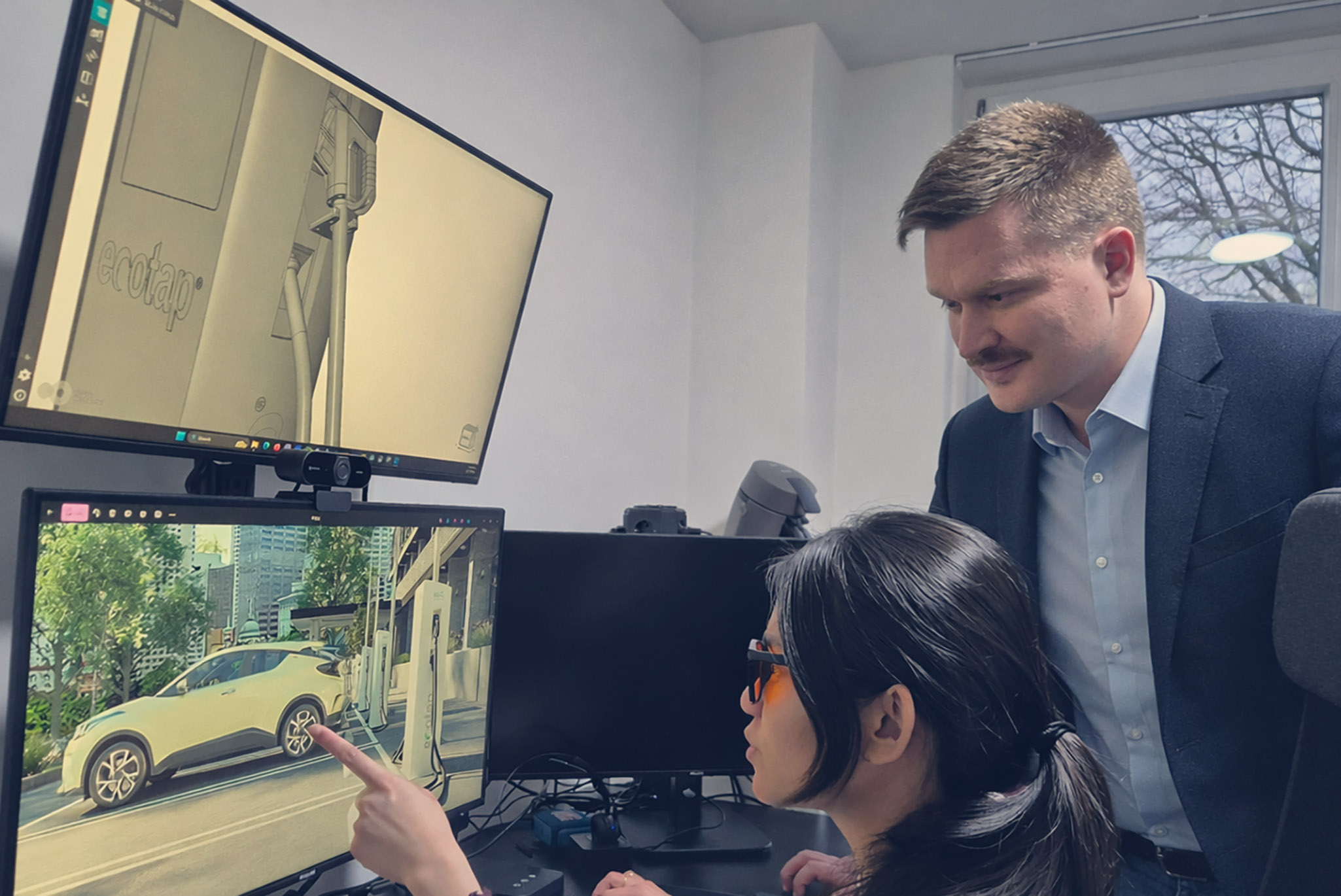 Engineers werken samen aan mechanisch ontwerp op kantoor